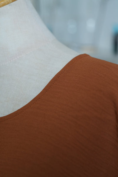 Sous une abaya brique