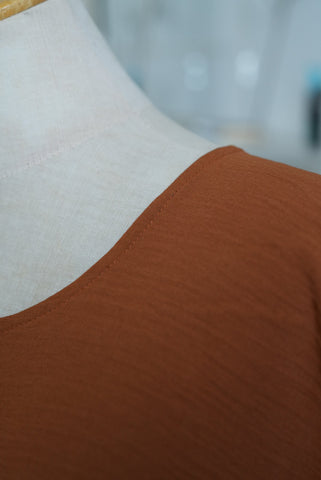 Sous une abaya brique