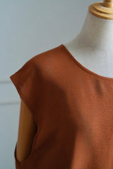 Sous une abaya brique