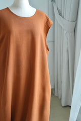 Sous une abaya brique